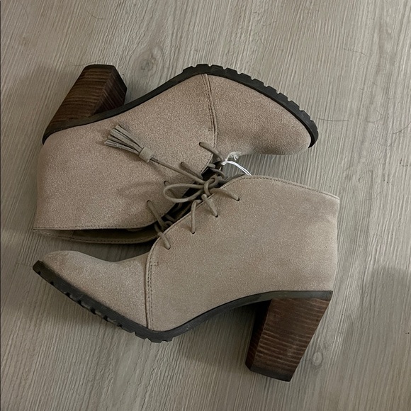 Restricted Women's Lace Up Tan Ankle Boots
Rodeo Western Cowboy attire sz 8 - Picture 6 of 7